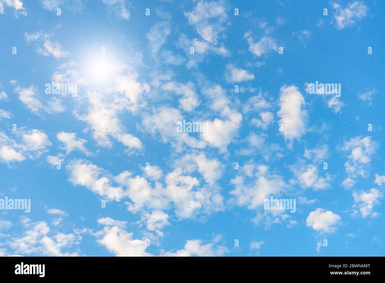 Panorama del cielo blu con nuvole bianche paesaggio Foto Stock