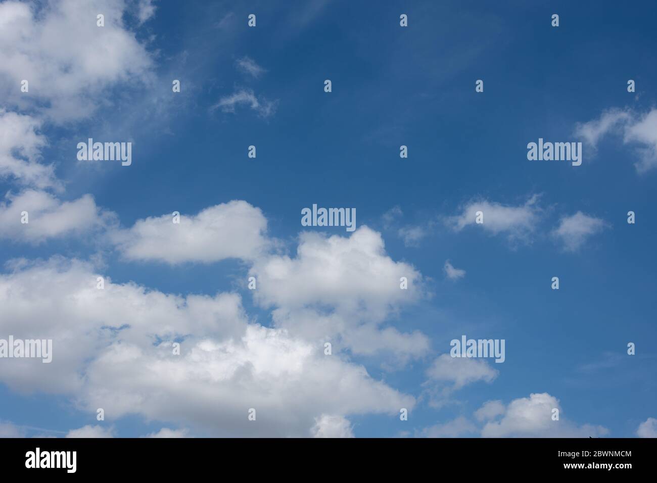 Nuvole nel cielo in tempo secco in formato paesaggio Foto Stock