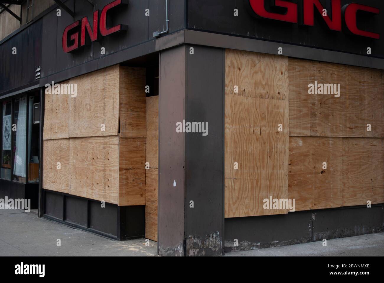 Il negozio GNC si imbarchi sulla 6th avenue a causa delle saccheggi e saccheggi a New York durante la pandemia COVID-19. Foto Stock