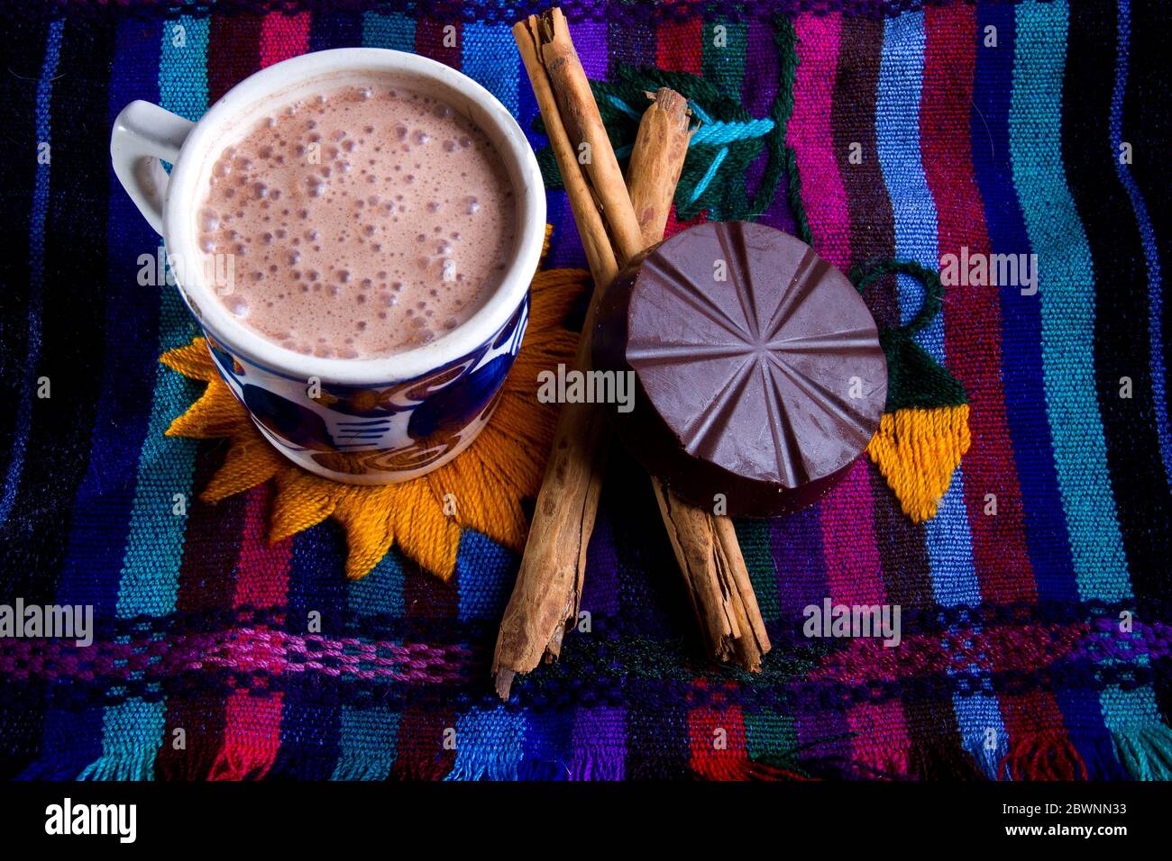 Tazza tradizionale di cioccolata calda messicana e cannella Foto Stock