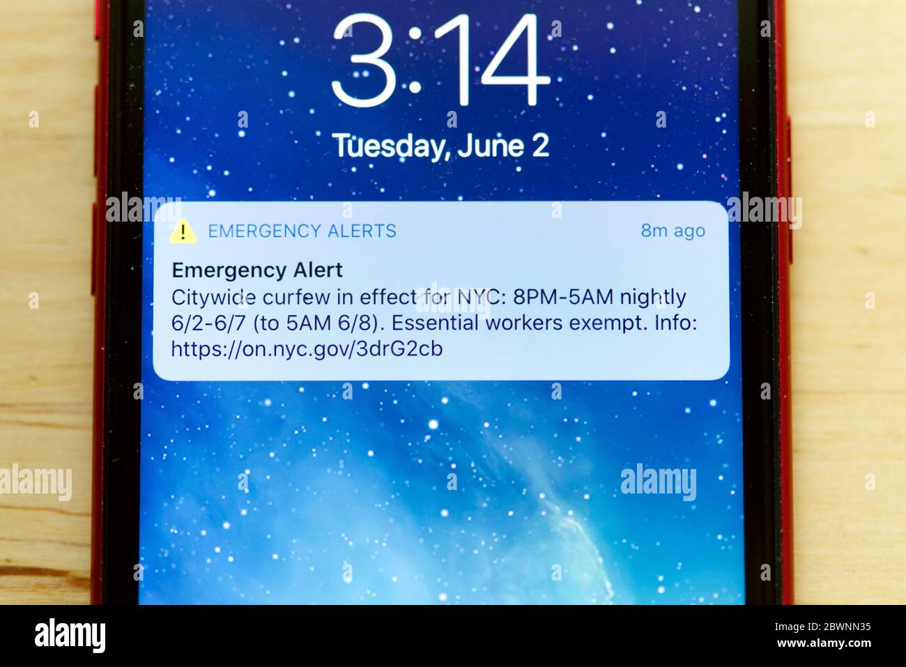 Avviso elettronico dalle autorità di New York City che annuncia il coprifuoco in tutta la città dalle 20:00 alle 5:00 dal 2 al 7 giugno 2020, visualizzato su un telefono a NYC, NY, USA. Foto Stock