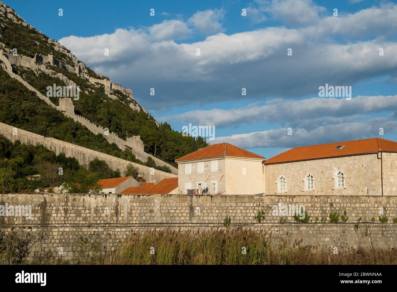Guardando le residenze passate verso le mura di Ston, un sistema di fortificazione del 14 ° secolo a Ston, Croazia Foto Stock