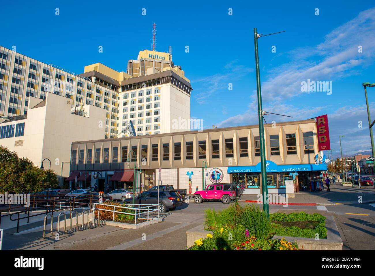 Edifici storici e Hilton Anchorage sulla 4th Avenue tra e Street e F Street nel centro di Anchorage, Alaska, Alaska, USA. Foto Stock