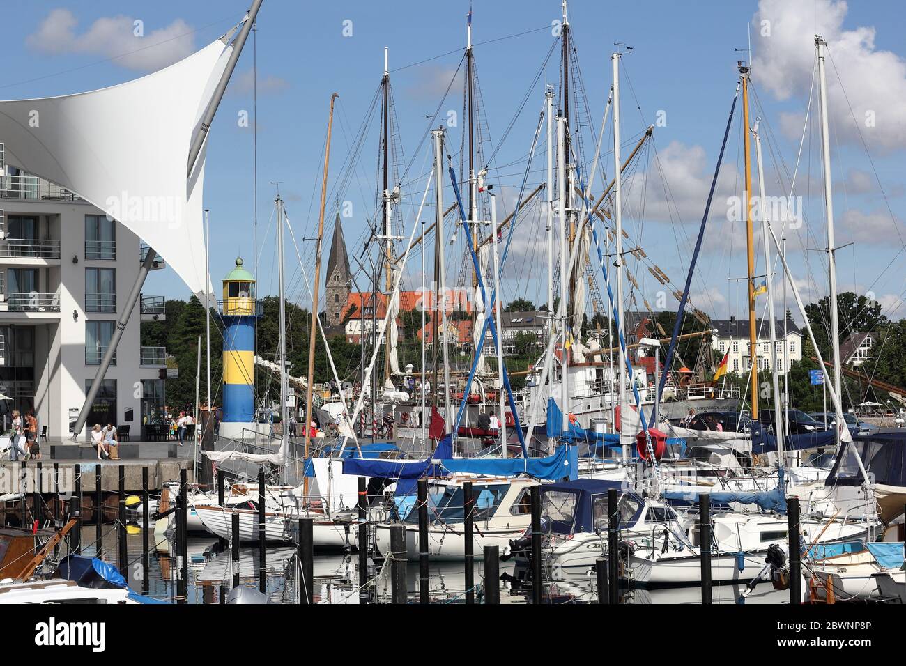 Una vela simbolica e le mast e la manipolazione di yacht nel porto di Eckernförde Foto Stock