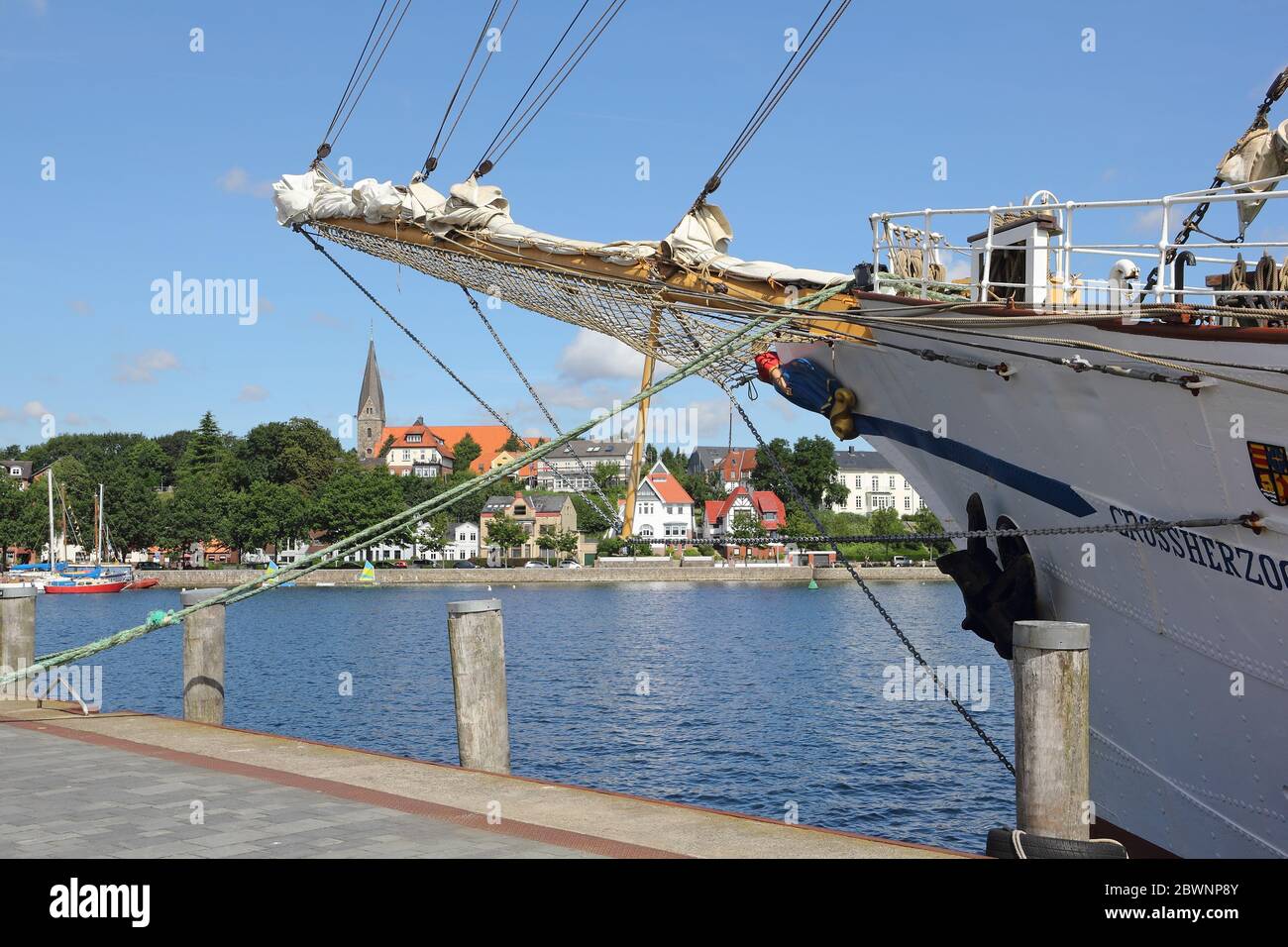 Il bowsprit della nave a vela Großherzogin Elisabeth e la passeggiata sul lungomare di Borby Foto Stock