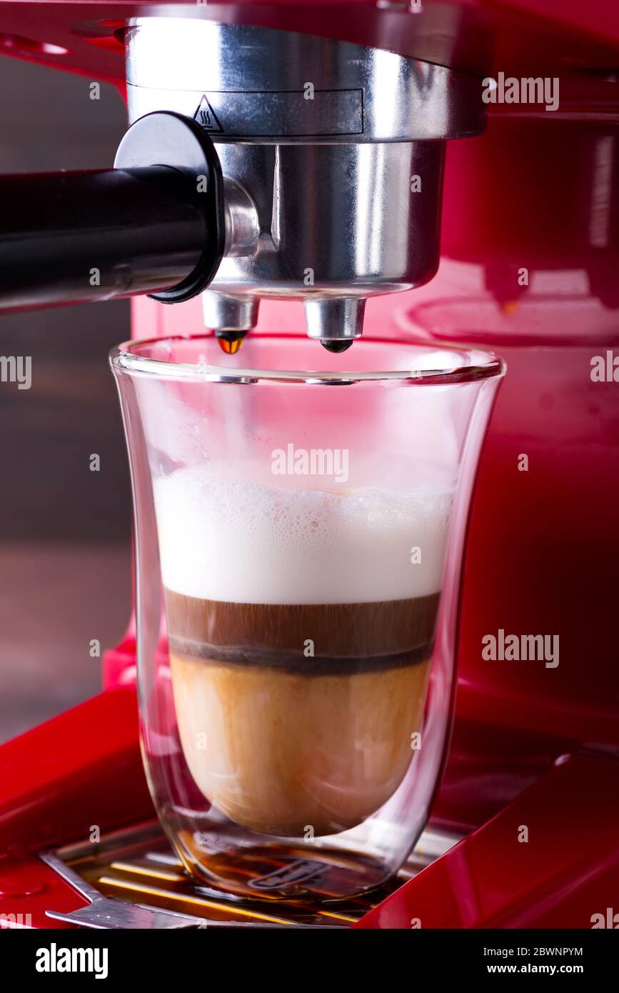 Macchina per caffè preparazione cappuccino in doppio vetro, primo piano Foto Stock