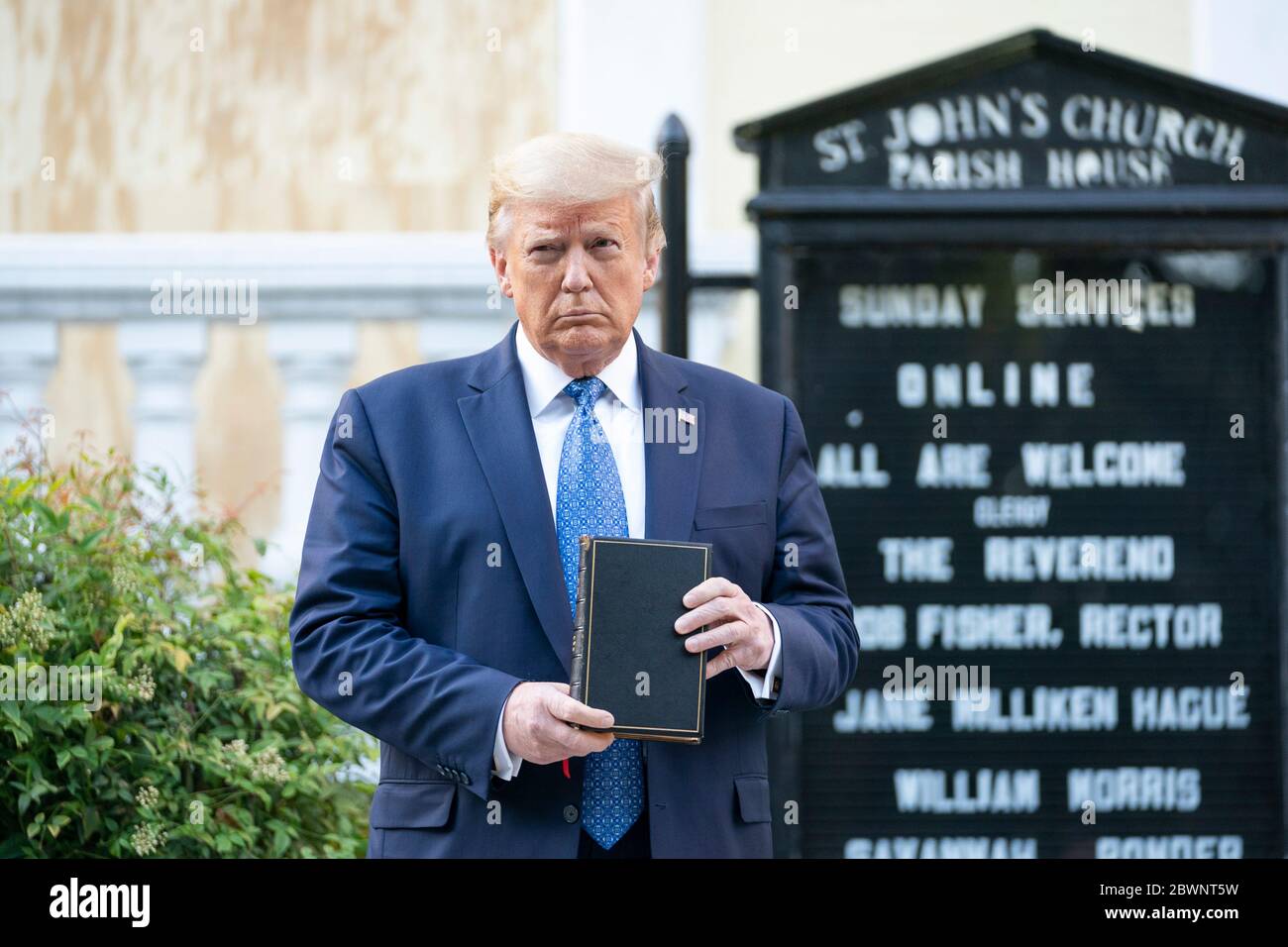 Washington, Stati Uniti d'America. 01 Giugno 2020. Washington, Stati Uniti d'America. 01 giugno 2020. Il presidente degli Stati Uniti Donald Trump si pone con una bibbia davanti alla Chiesa episcopale di San Giovanni danneggiata in tumulti a seguito dell'uccisione di un uomo nero disarmato a Minneapolis il 1° giugno 2020 a Washington, DC Trump ha fatto sgombrare la zona dalla polizia usando gas lacrimogeni su manifestanti pacifici per la foto op. Credit: Shealah Craighead/White House Photo/Alamy Live News Foto Stock