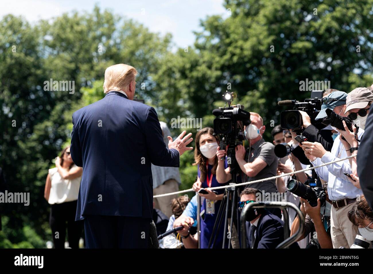 Il presidente degli Stati Uniti Donald Trump prende domande dalla stampa sul prato meridionale della Casa Bianca prima di imbarcarsi su Marine il 30 maggio 2020 a Washington, DC. Trump si sta recando a Cape Canaveral per vedere il lancio della capsula SpaceX Crew. Foto Stock