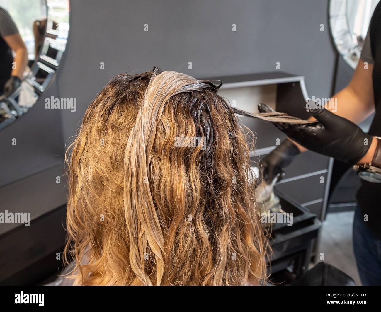 Tintura dei capelli nel parrucchiere di bellezza.Female. Foto Stock