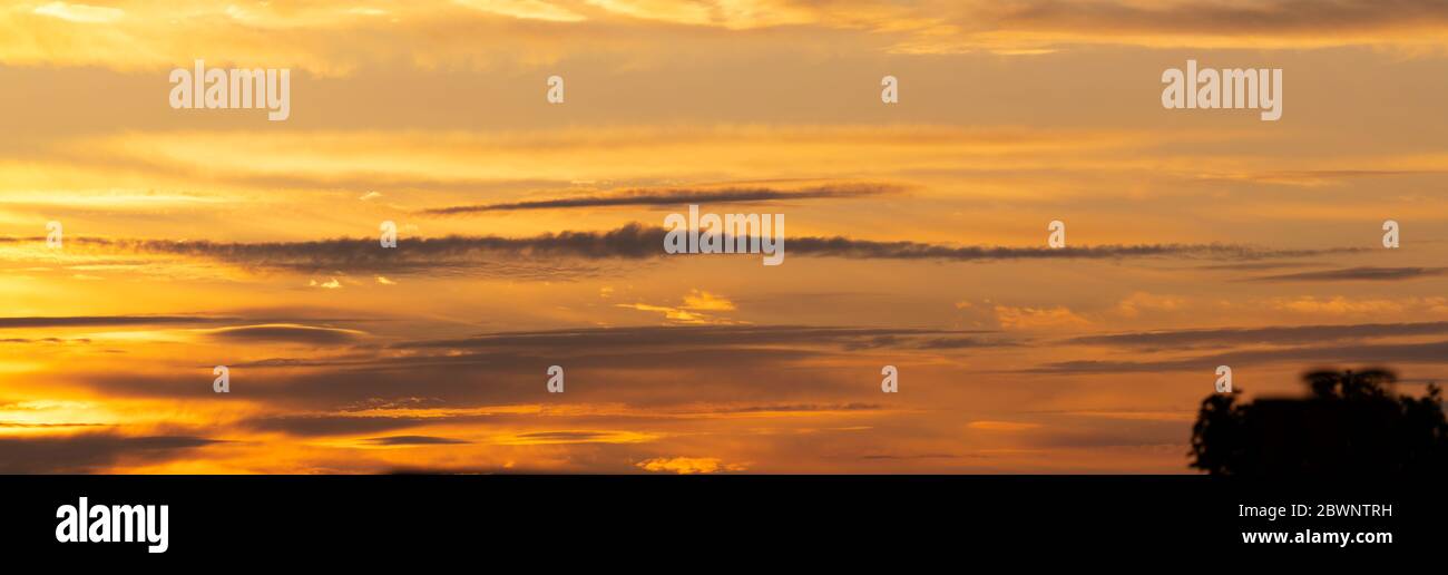 Londra, Regno Unito. 2 giugno 2020. Il sole che tramonta è mascherato dalle nuvole, come il tempo nel sud-est dell'Inghilterra cambia con la prima pioggia che cade per settimane è previsto domani. Credit: Malcolm Park/Alamy Live News Foto Stock