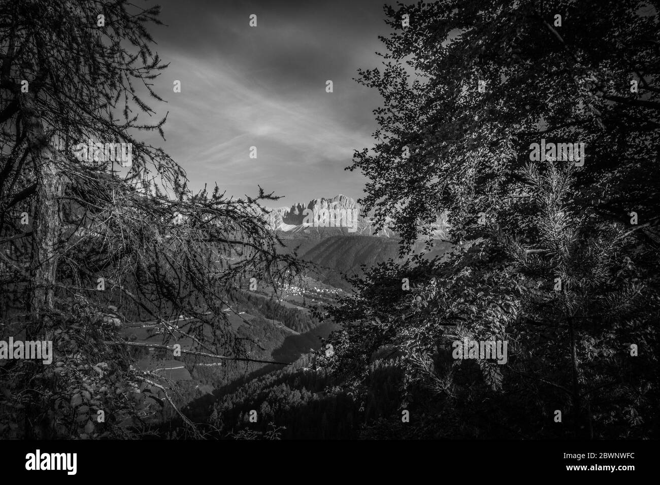 Effetto bianco e nero delle cime dolomitiche del Catinaccio, Alto Adige, Italia Foto Stock