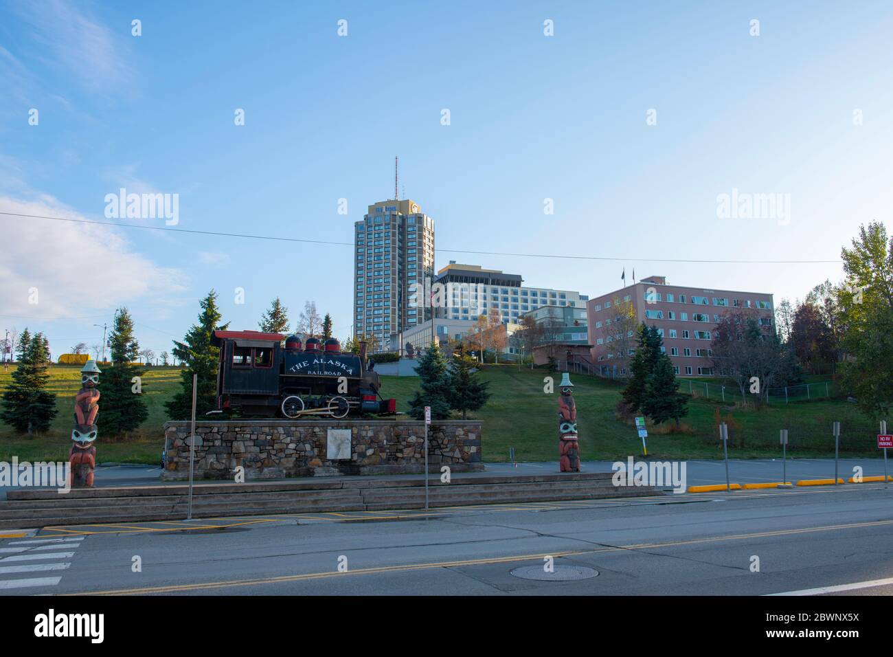 Antica locomotiva a vapore di fronte al deposito di Anchorage nel centro di Anchorage, Alaska, AK, USA. Questa stazione è il terminal della ferrovia dell'Alaska. Foto Stock