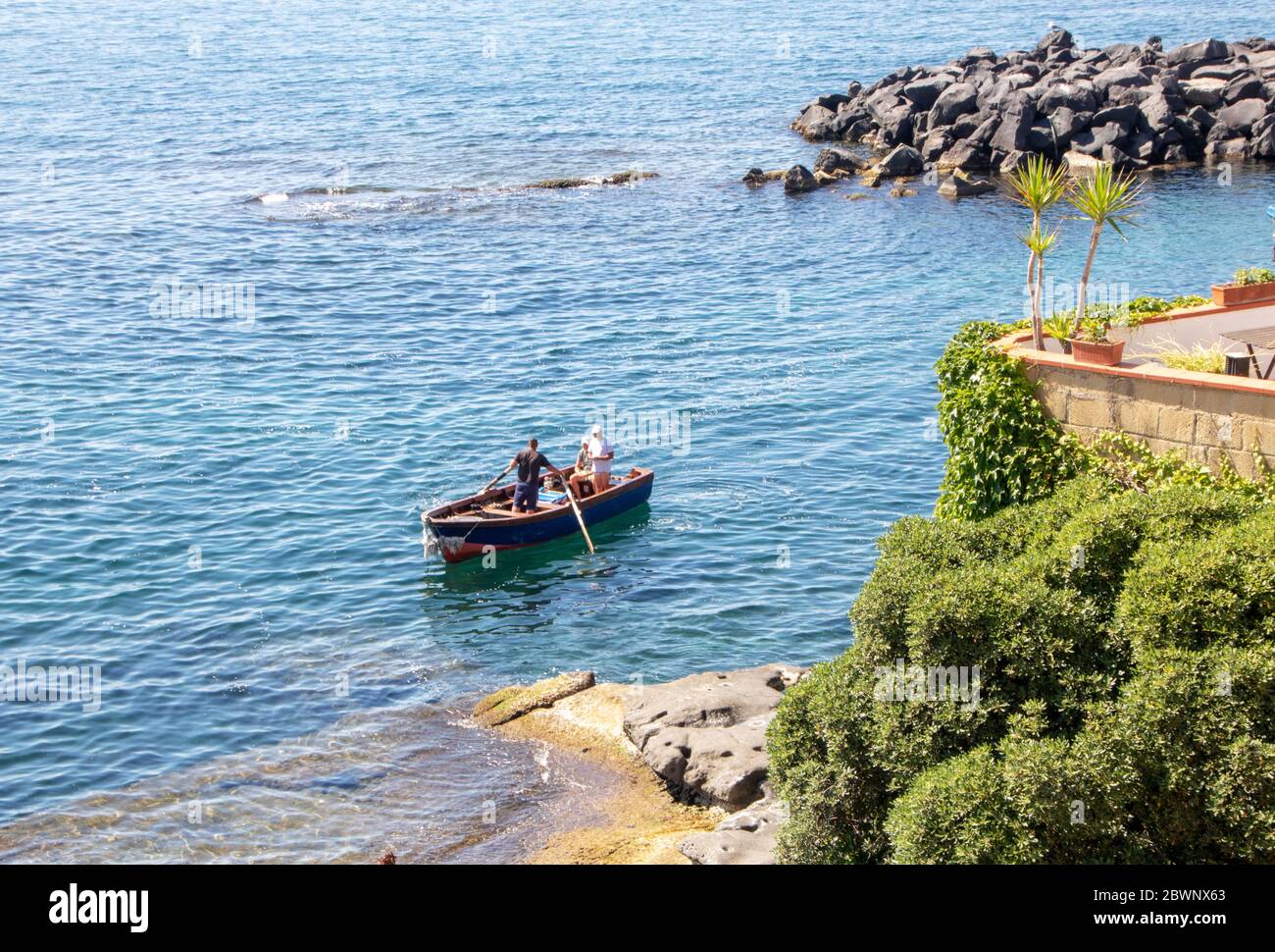 A Napoli - Italia - il 06/01/2020 - pescatore che torna nel porto di Marechiaro Foto Stock