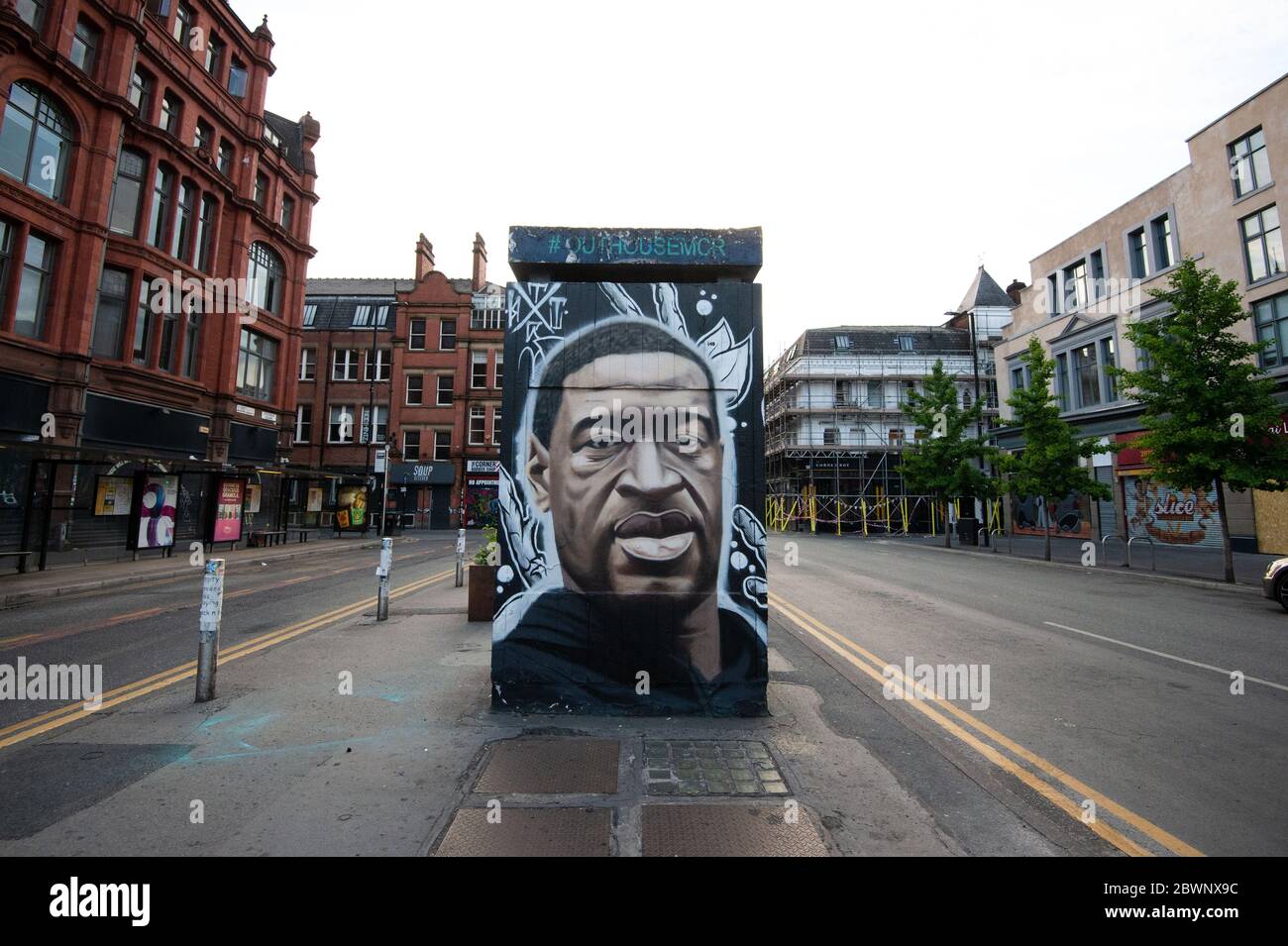 MANCHESTER, UK UN murale di George Floyd dell'artista di strada Akse è apparso in Stevenson Square nel quartiere settentrionale di Manchester. La morte di Floyd nella custodia della polizia ha scatenato 7 giorni di proteste e saccheggi di Black Lives negli Stati Uniti, ed è ora un'indagine sulla omicidi. Martedì 2 Giugno 2020 (Credit: Pat Scaasi | MI News) Credit: MI News & Sport /Alamy Live News Foto Stock