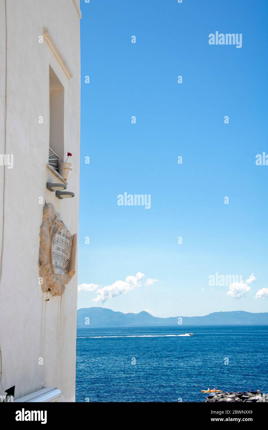 A Napoli - Italia - il 06/01/2020 - la famosa finestra di Marechiaro chiamata 'fenestella', con gli sposi del poeta di Giacomo 'quando la luna sorge a Mare Foto Stock