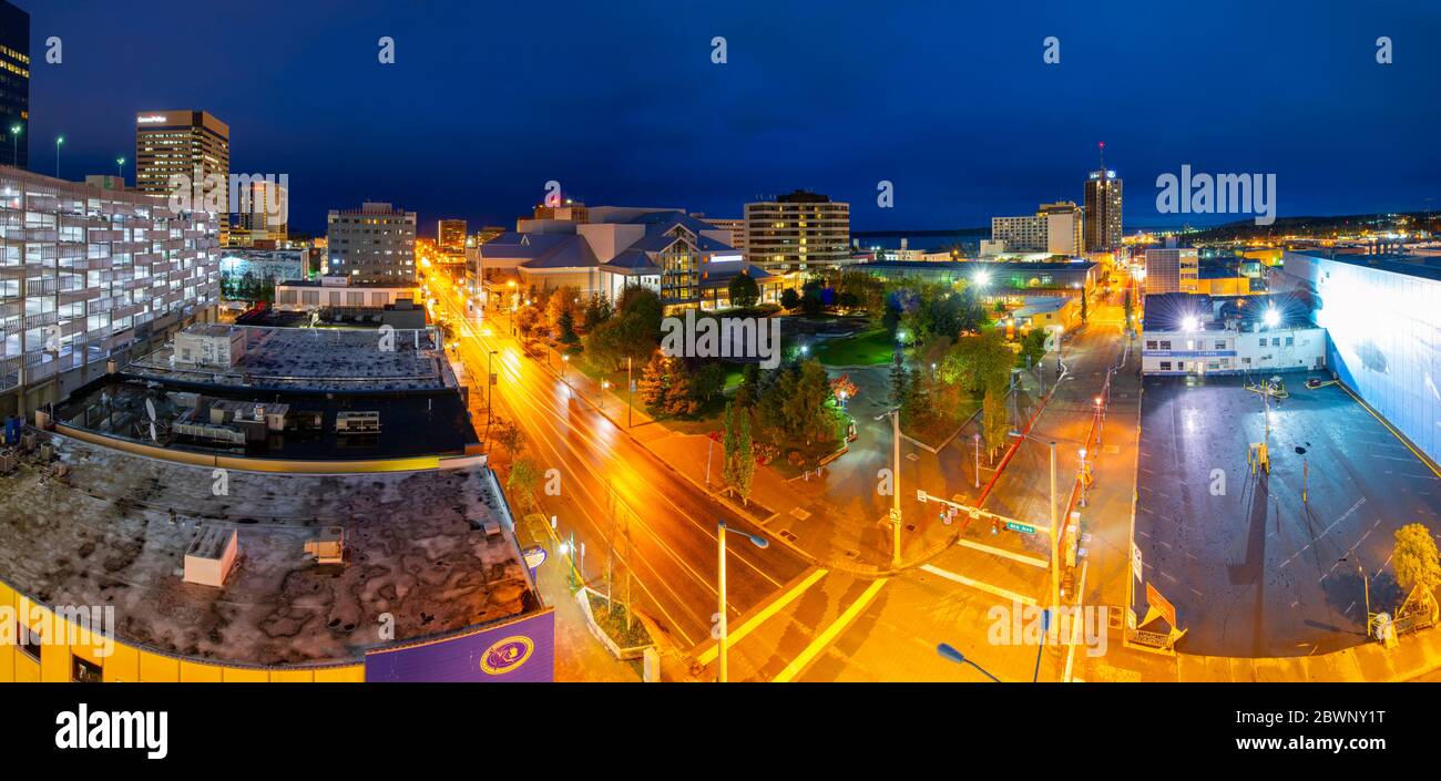 Anchorage Downtown vista aerea compreso l'edificio dell'Hilton Anchorage Hotel di notte nel centro di Anchorage, Alaska, AK, USA. Foto Stock