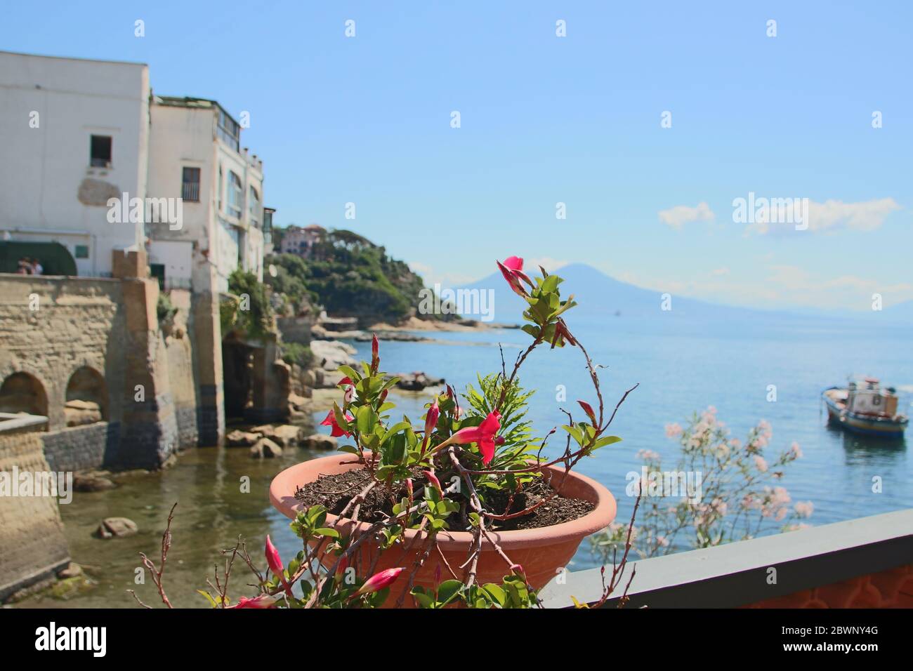 A Napoli - Italia - il 06/01/2020 - Paesaggio del quartiere dei pescatori di Marechiaro e Napoli golfo e costa Foto Stock