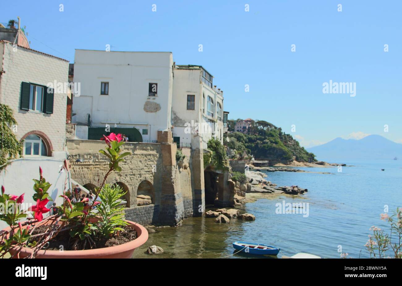 A Napoli - Italia - il 06/01/2020 - Paesaggio del quartiere dei pescatori di Marechiaro e Napoli golfo e costa Foto Stock