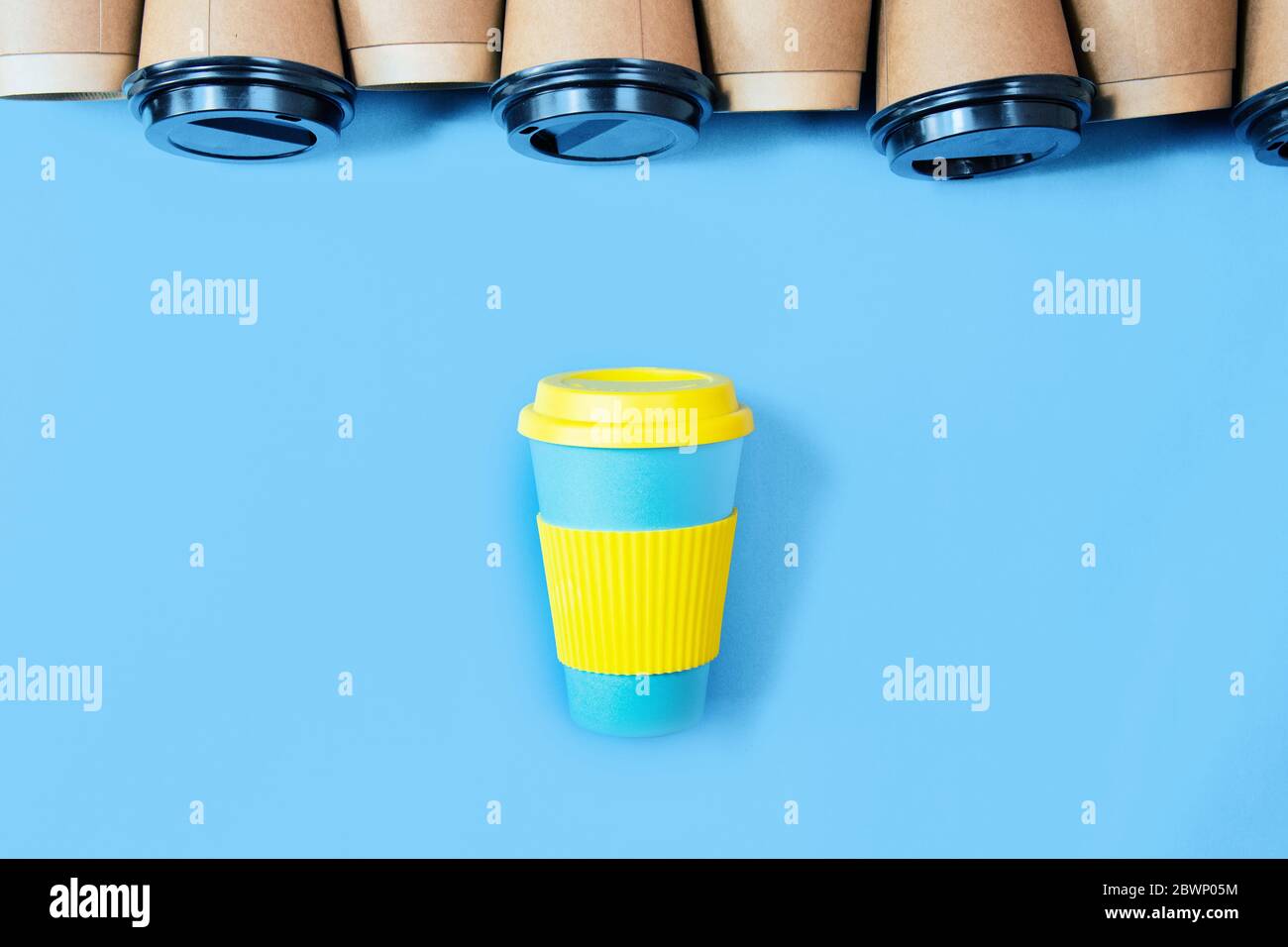 .elegante tazza da caffè eco riutilizzabile e tazze di cartone monouso Foto Stock