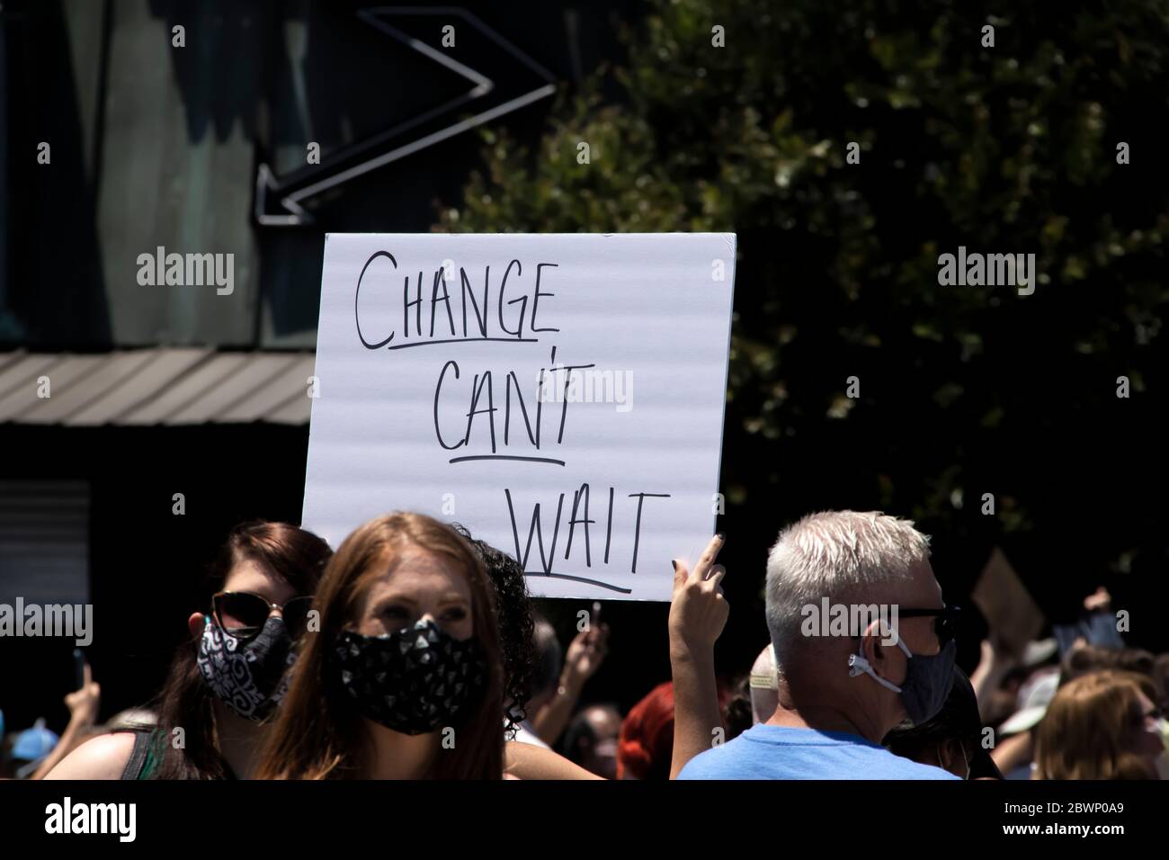 05-30-2020 Tulsa USA Change Can't wait segno di protesta BLM con manifestanti offuscati intorno ad esso Foto Stock
