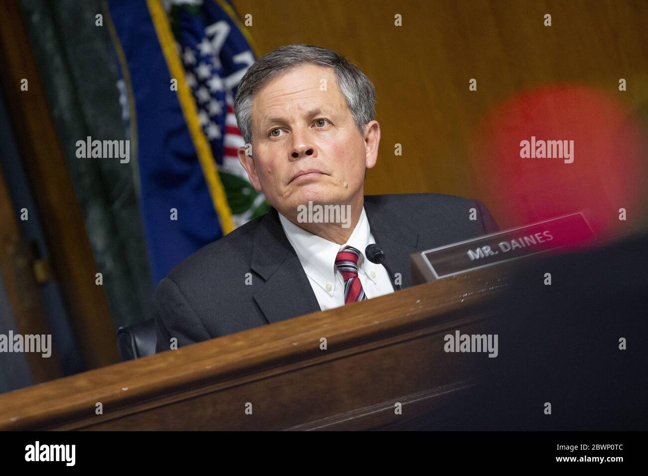 Washington, Stati Uniti. 02 giugno 2020. Il senatore degli Stati Uniti Steve Daines (Repubblicano del Montana) ascolta durante l'audizione del Comitato delle finanze del Senato degli Stati Uniti sul processo di ispezione della produzione di droga straniera a Capitol Hill a Washington, DC martedì 2 giugno 2020. Foto in piscina di Stefani Reynolds/UPI Credit: UPI/Alamy Live News Foto Stock
