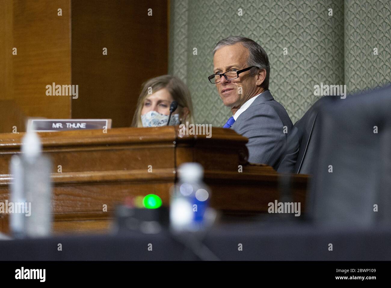 Washington, Stati Uniti. 02 giugno 2020. Il senatore degli Stati Uniti John Thune (repubblicano del South Dakota) ascolta durante l'audizione del Comitato delle finanze del Senato degli Stati Uniti sul processo di ispezione della produzione di droga straniera a Capitol Hill a Washington, DC, Stati Uniti, martedì 2 giugno 2020. Credit: Stefani Reynolds/CNP Credit: UPI/Alamy Live News Foto Stock