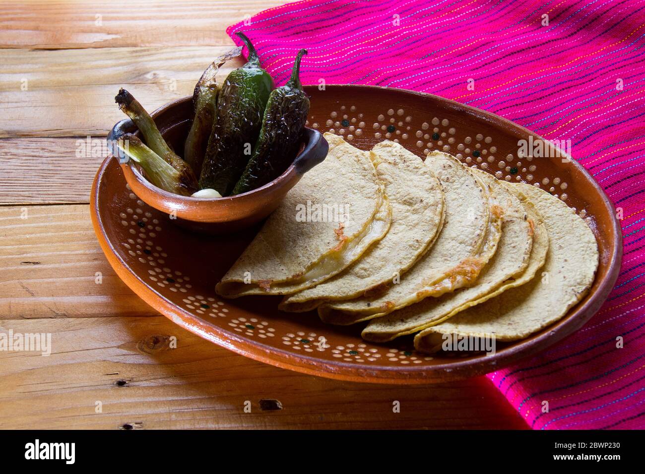 Quesadilla messicane tradizionali con peperoncini di jalapenos tostati Foto Stock