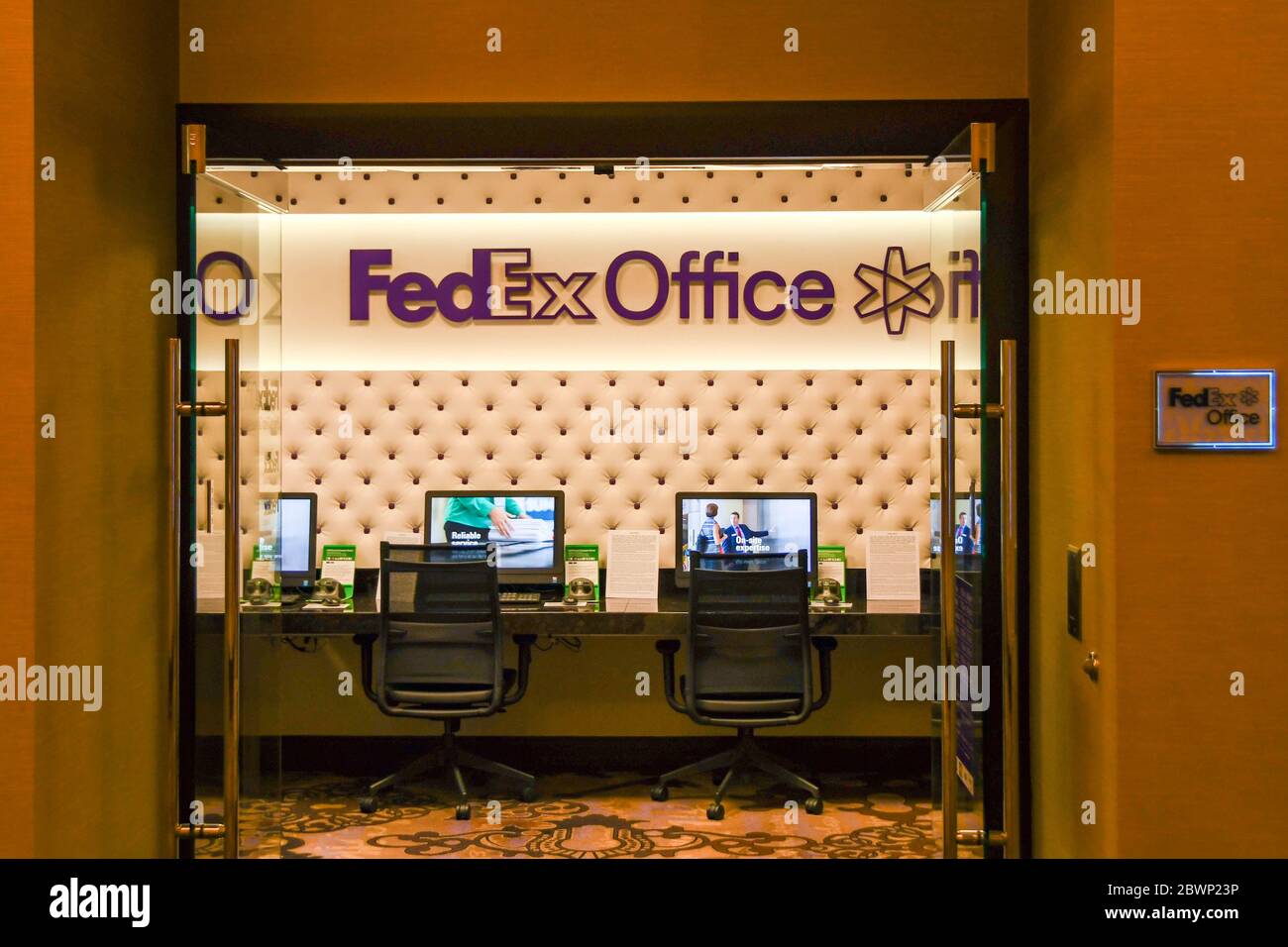LAS VEGAS, NV, USA - FEBBRAIO 2019: Ingresso all'ufficio FedEx all'interno del Cosmopolitan Hotel su Las Vegas Boulevard. Foto Stock