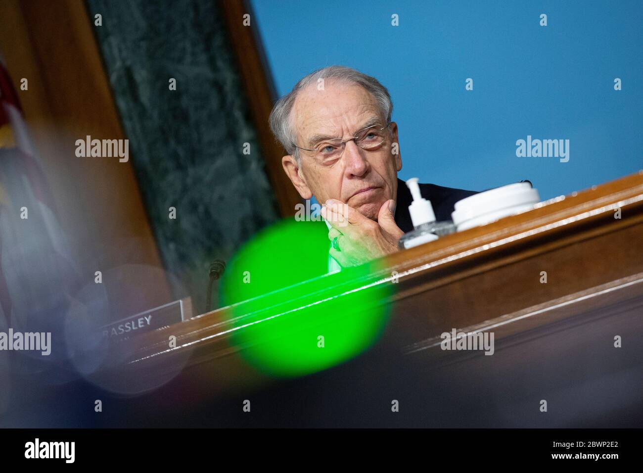 Il senatore degli Stati Uniti Chuck Grassley (repubblicano dell'Iowa) ascolta durante l'audizione del Comitato delle finanze del Senato degli Stati Uniti sul processo di ispezione della produzione di droga straniera a Capitol Hill a Washington, DC, Stati Uniti, martedì 2 giugno 2020. Credit: Stefani Reynolds/CNP /MediaPunch Foto Stock