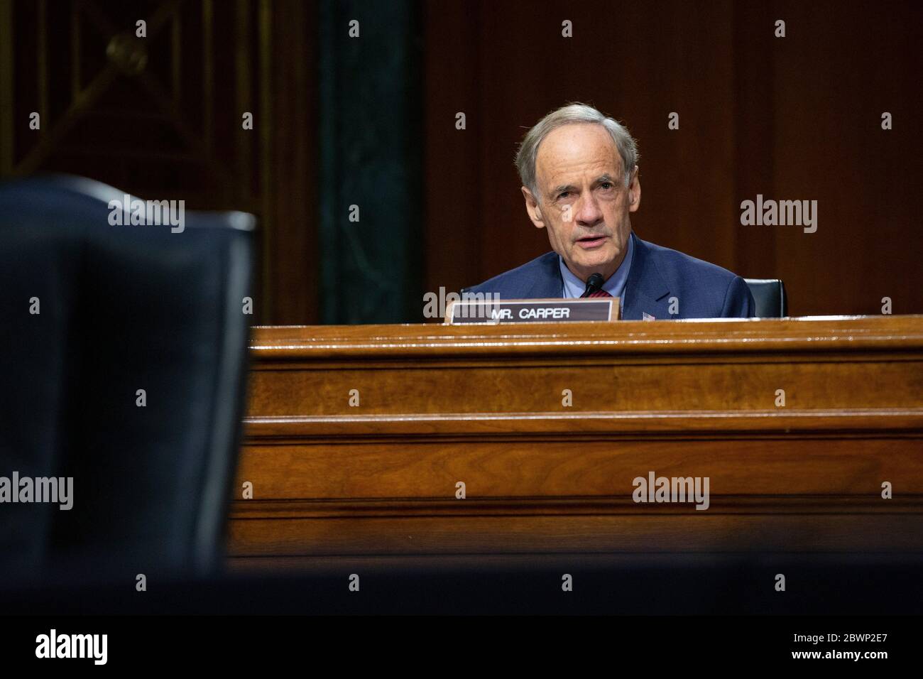 Il senatore degli Stati Uniti Tom Carper (democratico del Delaware) parla durante l'audizione del Comitato delle finanze del Senato degli Stati Uniti riguardo al processo di ispezione della produzione straniera della droga a Capitol Hill a Washington, DC, Stati Uniti, martedì 2 giugno 2020. Credit: Stefani Reynolds/CNP /MediaPunch Foto Stock