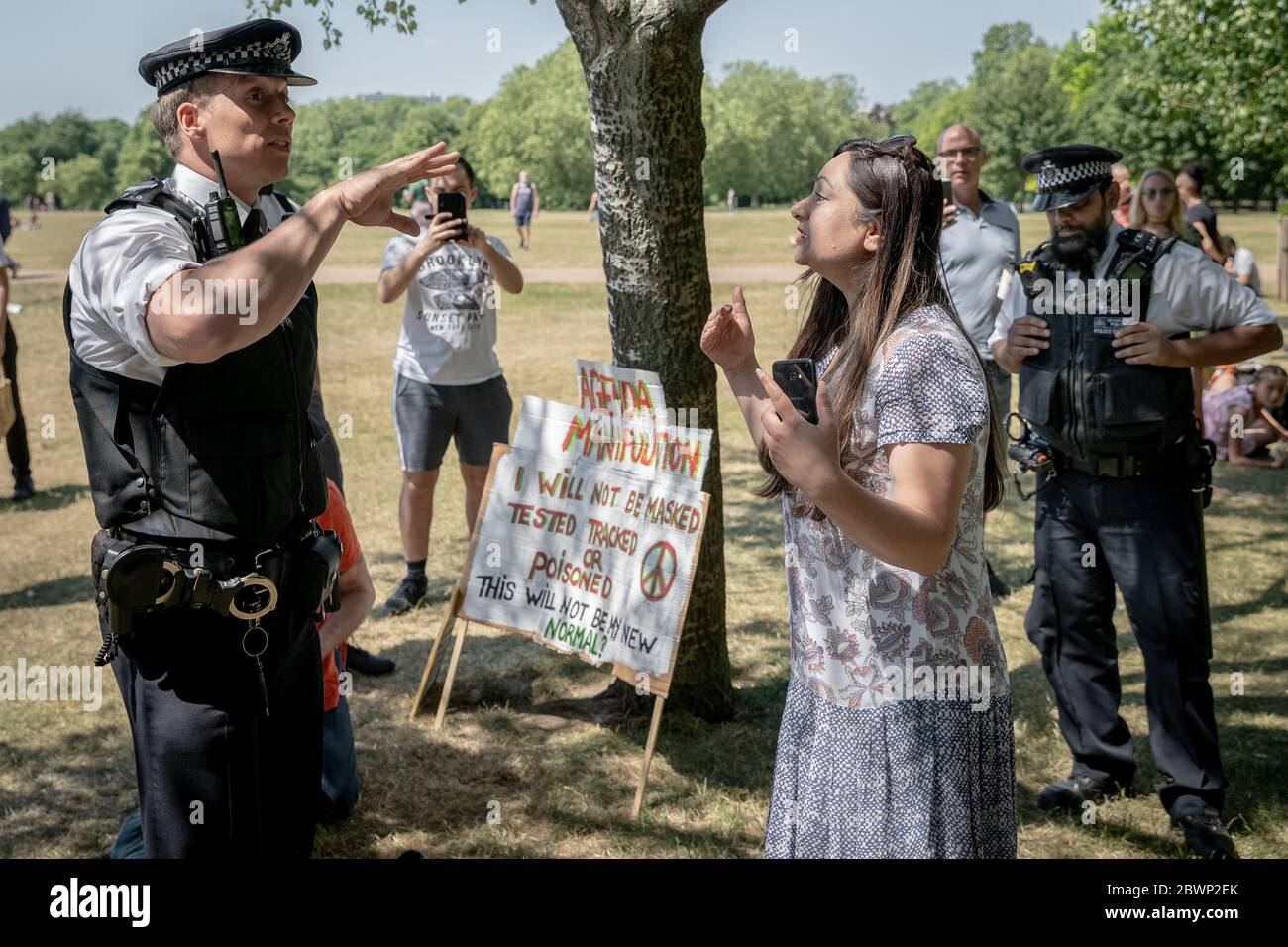 Coronavirus: Protesta anti-blocco ad Hyde Park per ribellare nuovamente le attuali regole governative di distanziamento sociale pubblico e raduni su larga scala. Foto Stock