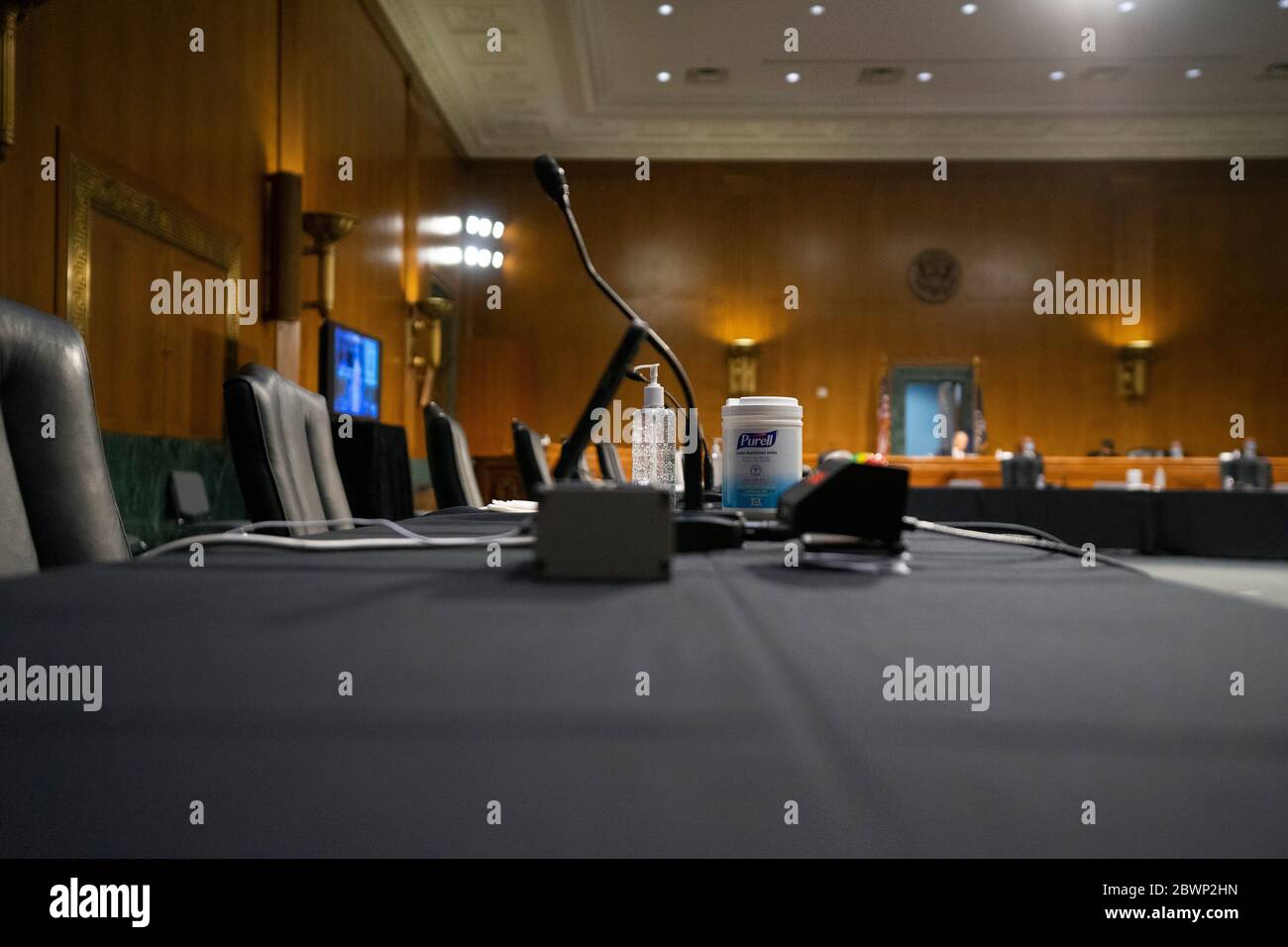Igienizzatore a mano e salviette per mani Purell siedono su un tavolo durante il Comitato del Senato degli Stati Uniti per l'audizione finanziaria riguardo al processo di ispezione della produzione di droga straniera a Capitol Hill a Washington, DC, Stati Uniti, martedì 2 giugno 2020. Credit: Stefani Reynolds/CNP /MediaPunch Foto Stock