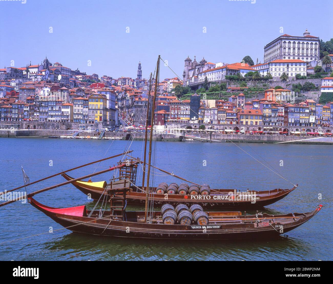 Vinho do Porto chiatte (Barco Rebalo) sul fiume Douro con il quartiere Ribeira alle spalle, Porto (Oporto), Regione Norte, Portogallo Foto Stock