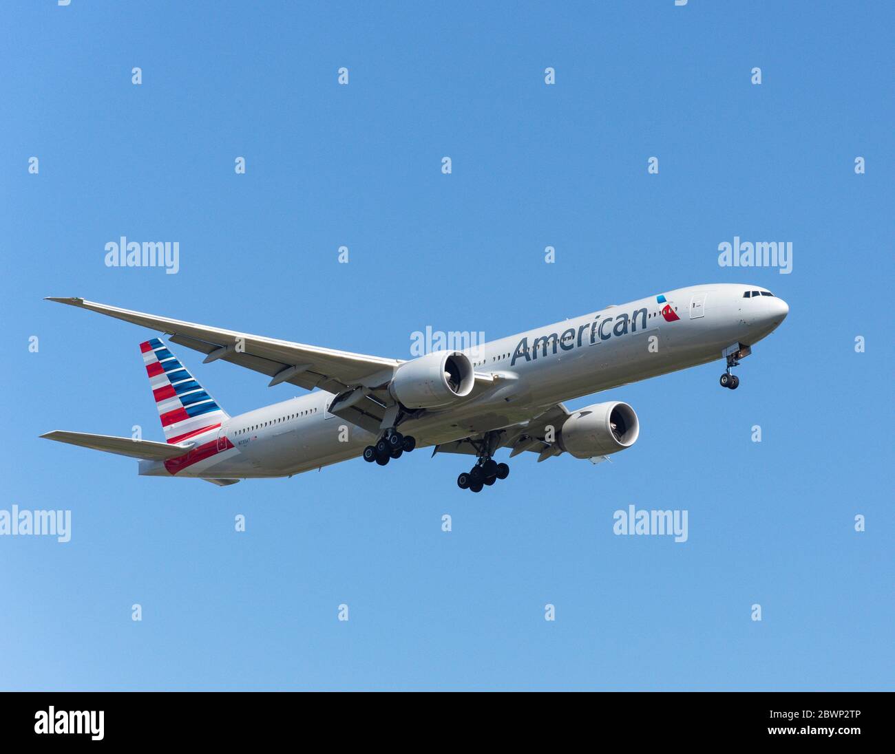 America Airlines 777-323(ER) atterrando all'aeroporto di Londra Heathrow, London Borough of Hillingdon, Greater London, England, Regno Unito Foto Stock