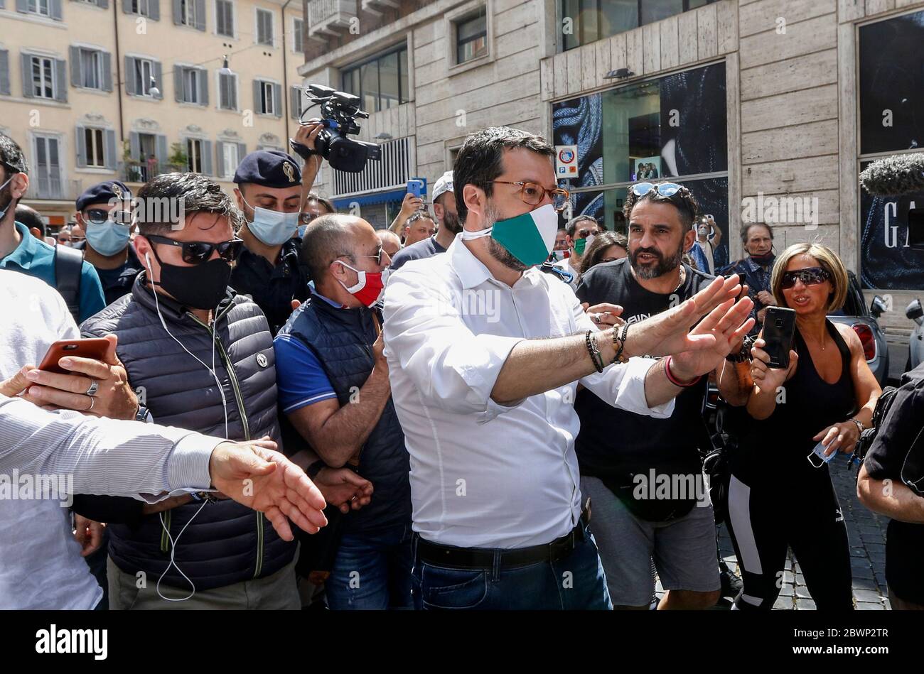 Roma, Italia. 02 giugno 2020. Il leader della Lega Matteo Salvini parte al termine di una manifestazione anti-governo. I partiti di centro-destra forza Italia, Fratelli d'Italia e Lega Salvini hanno celebrato la Giornata della Repubblica con iniziative in diverse città italiane contro il governo dopo l'allentamento delle restrizioni di blocco volte a frenare la diffusione della pandemia del COVID-19. Credit: Riccardo De Luca - Update Images/Alamy Live News Foto Stock