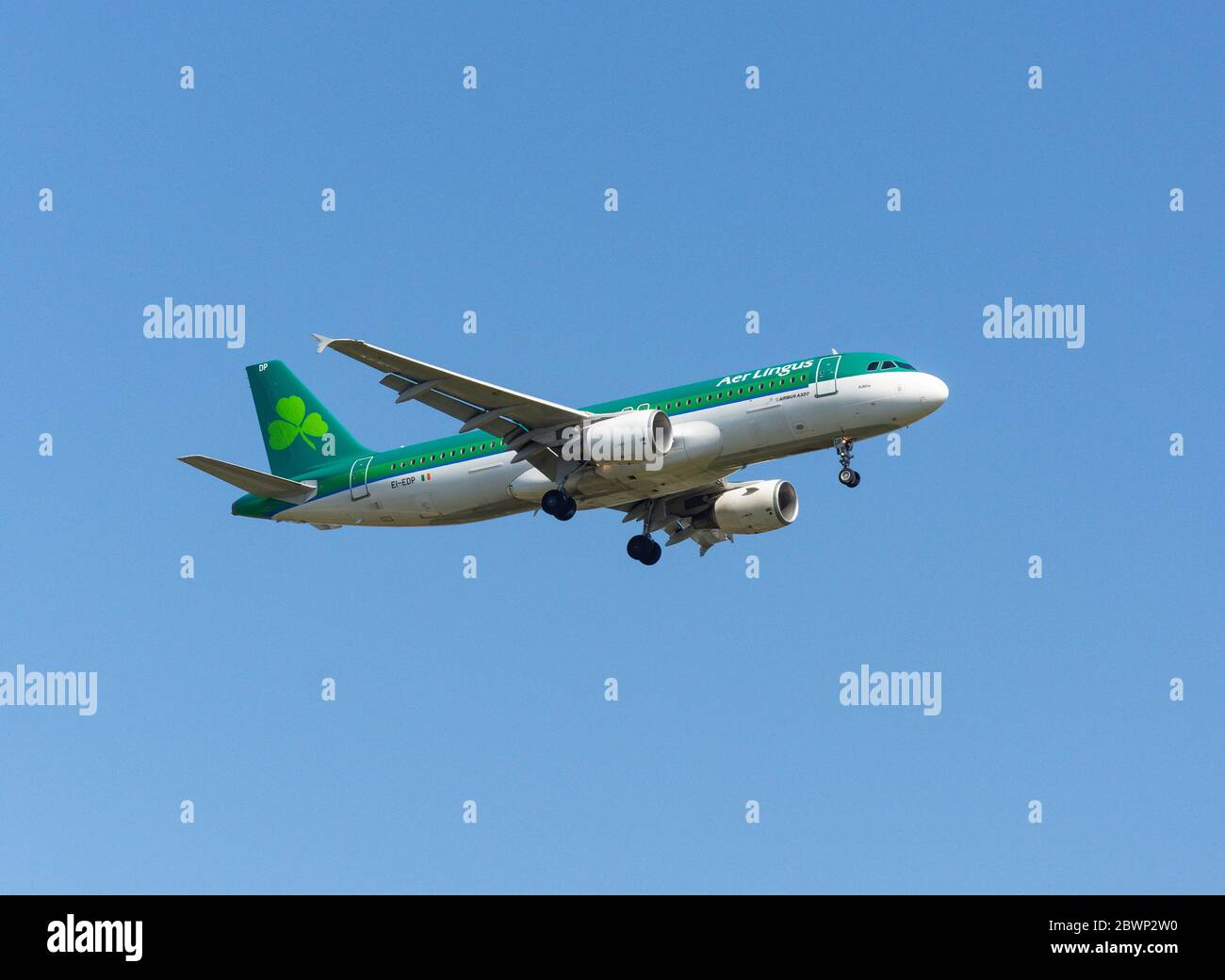 Volo Air Lingus A320-214 atterrando all'aeroporto Heathrow di Londra, London Borough of Hillingdon, Greater London, England, Regno Unito Foto Stock