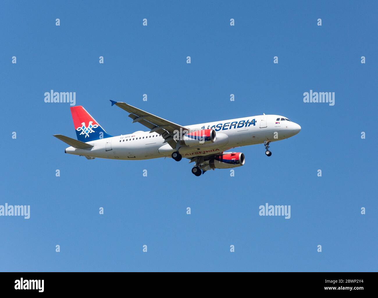 AirSERBIA Airbus A320-232 volo atterrando all'aeroporto Heathrow di Londra, London Borough of Hillingdon, Greater London, England, Regno Unito Foto Stock