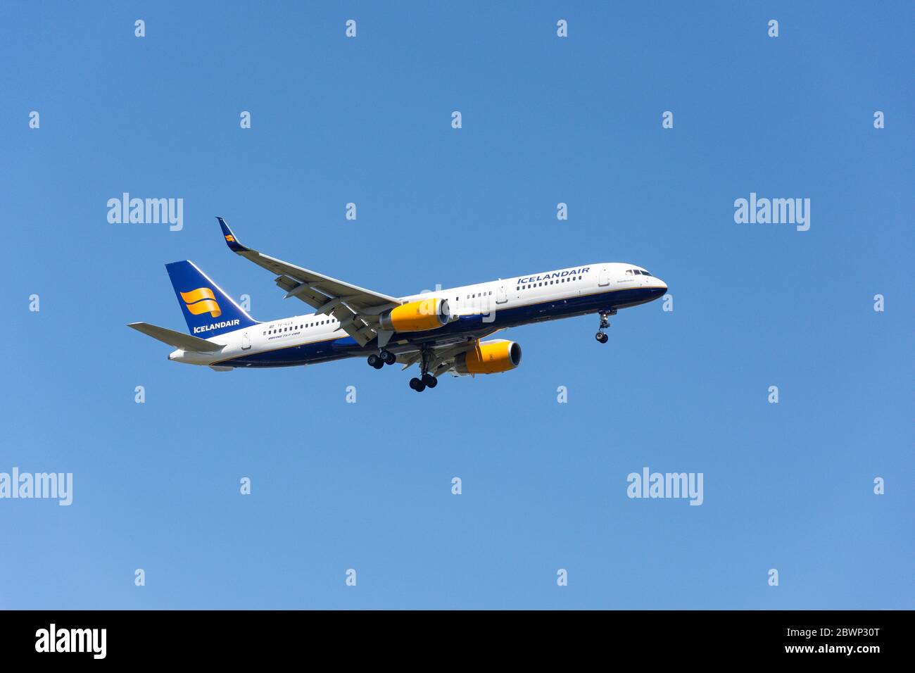 Volo Icelandair Boeing 757-256 atterrando all'aeroporto Heathrow di Londra, London Borough of Hillingdon, Greater London, England, Regno Unito Foto Stock
