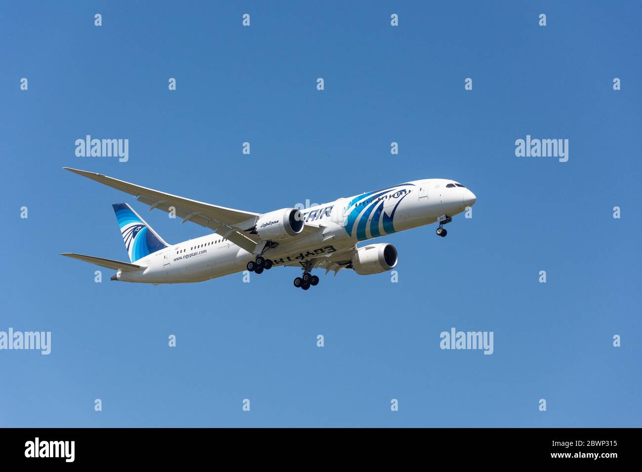 EgyptAir Boeing 787-9 Dreamliner atterra all'aeroporto di Heathrow, London Borough of Hillingdon, Greater London, England, Regno Unito Foto Stock