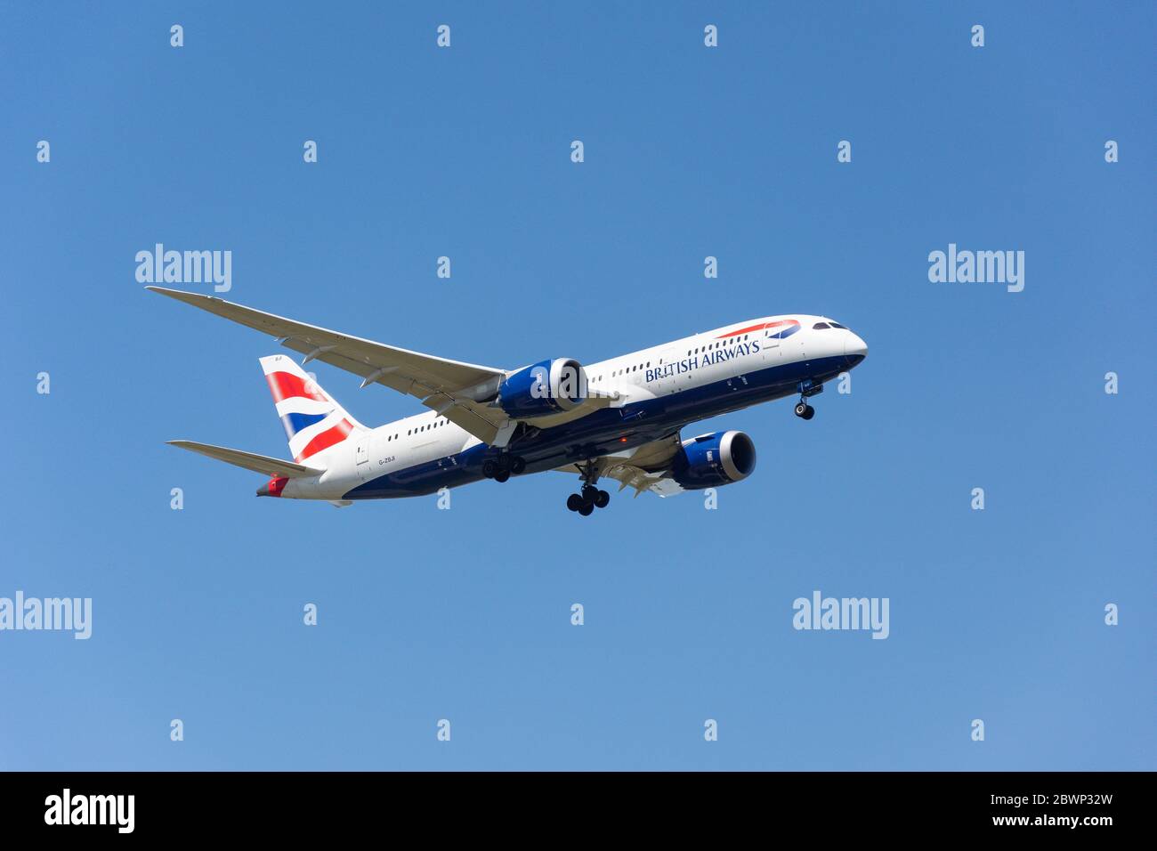 British Airways Boeing 787-8 Dreamliner atterra all'aeroporto di Heathrow, London Borough of Hillingdon, Greater London, England, Regno Unito Foto Stock