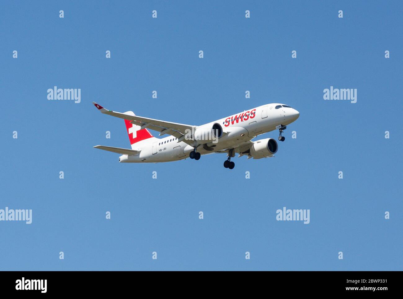 Swiss Airbus A220-100 atterra all'aeroporto di Londra Heathrow, London Borough of Hillingdon, Greater London, England, Regno Unito Foto Stock