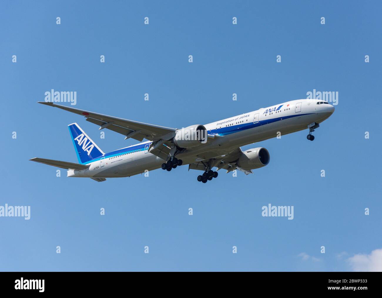 Tutti gli aeromobili Nippon Airways Boeing 777-381 atterrano all'aeroporto Heathrow di Londra, London Borough di Hillingdon, Greater London, England, Regno Unito Foto Stock