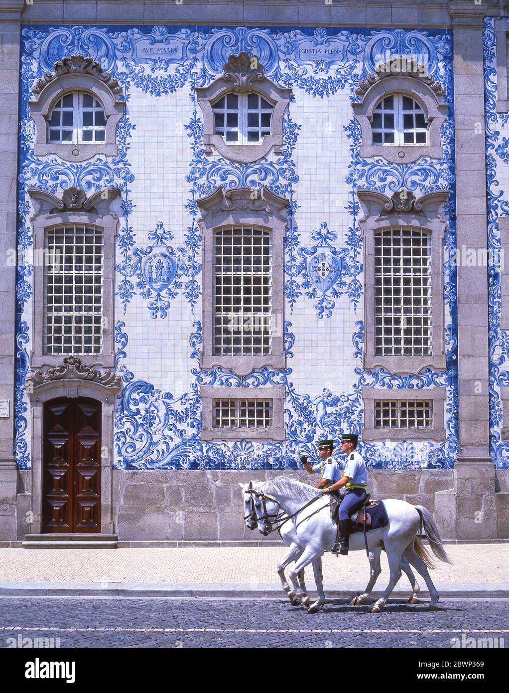 Azulejo ceramica di rivestimento sul lato della Chiesa di nostra Signora del Carmo (Igreja do Carmo), Rua do Carmo, Porto (Oporto), Regione Norte, Portogallo Foto Stock