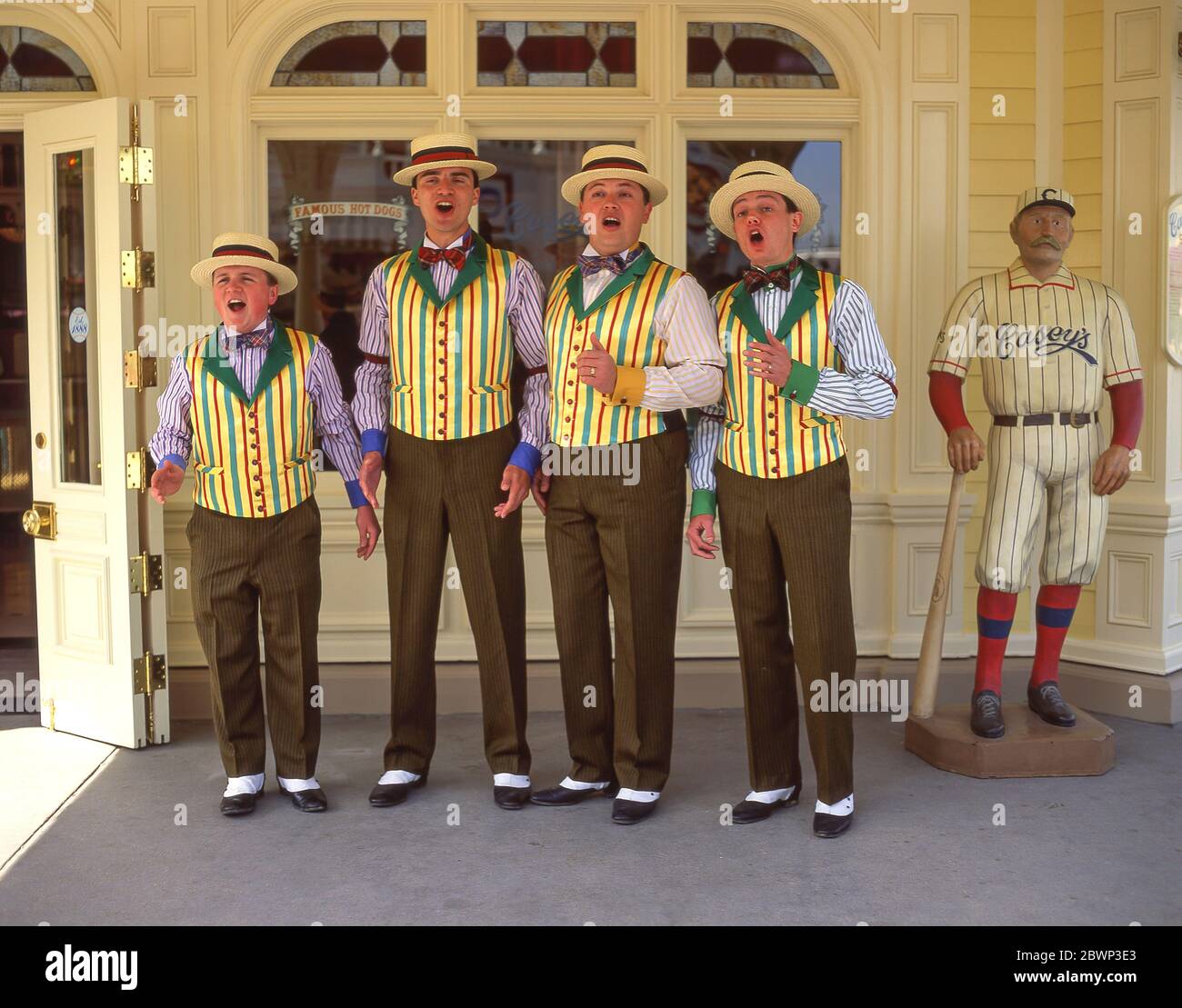 Cantanti di quartetto barbershop, Main Street USA, Disneyland Park, Disneyland Paris, Marne-la-Vallée, Île-de-France, Francia Foto Stock