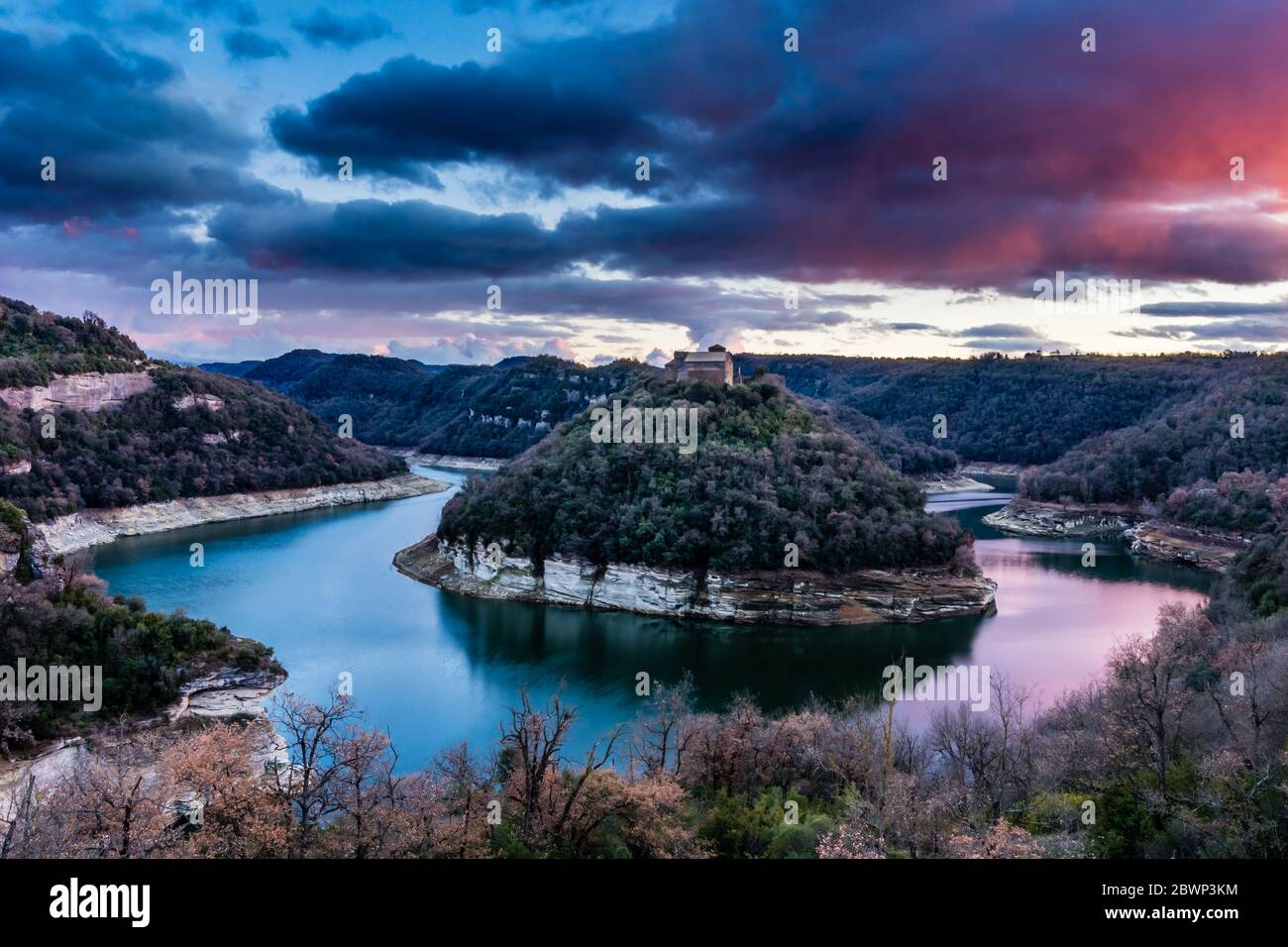 Tramonto al lago artificiale di Sau (Sant Pere de Casserres, Catalogna, Spagna) Foto Stock