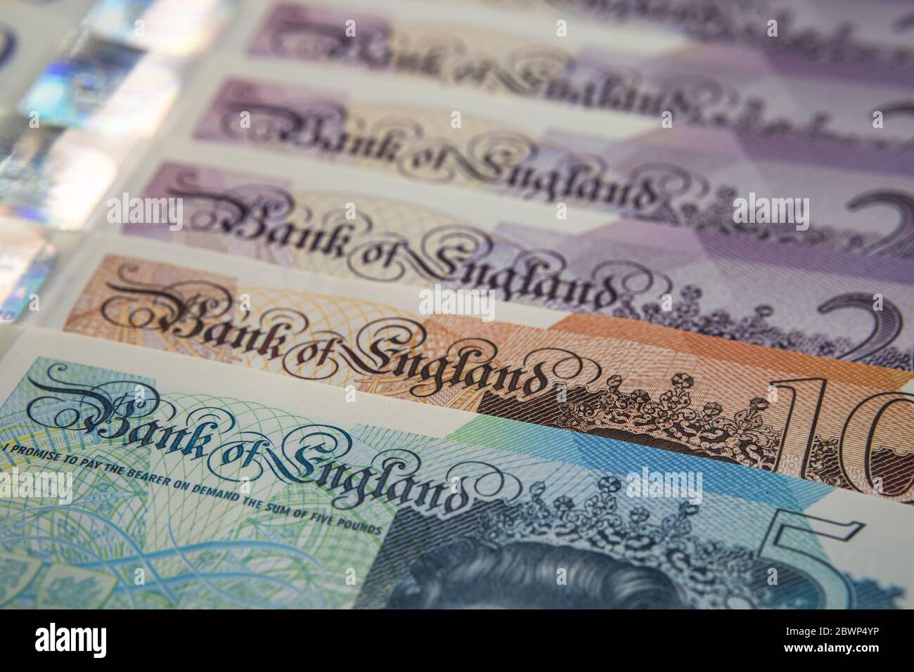 Banconote Sterling Pound rilasciate nel febbraio 2020 nel Regno Unito. Nuovi soldi britannici dei polimeri. Le note da 5, 10, 20 libbre. Foto Stock