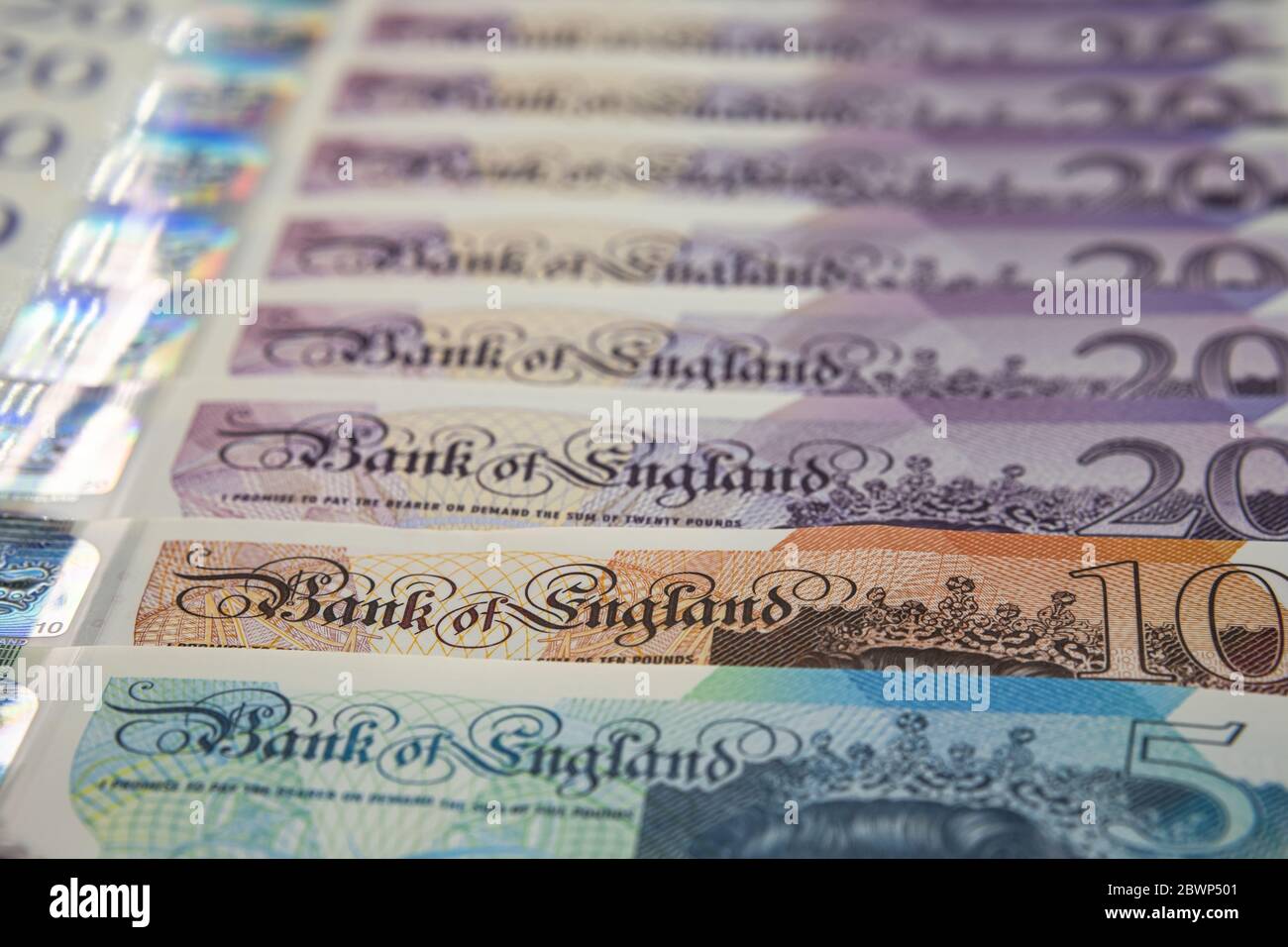 Banconote Sterling Pound rilasciate nel febbraio 2020 nel Regno Unito. Nuovi soldi britannici dei polimeri. Le note da 5, 10, 20 libbre. Foto Stock