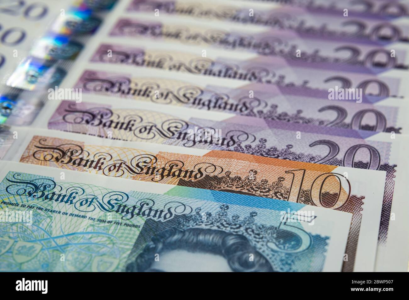 Banconote Sterling Pound rilasciate nel febbraio 2020 nel Regno Unito. Nuovi soldi britannici dei polimeri. Le note da 5, 10, 20 libbre. Foto Stock
