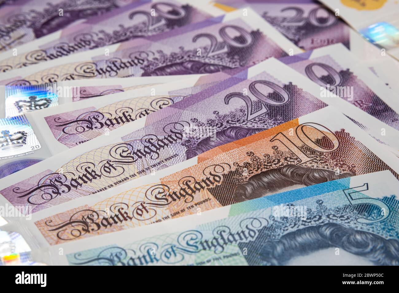 Banconote Sterling Pound rilasciate nel febbraio 2020 nel Regno Unito. Nuovi soldi britannici dei polimeri. Le note da 5, 10, 20 libbre. Foto Stock