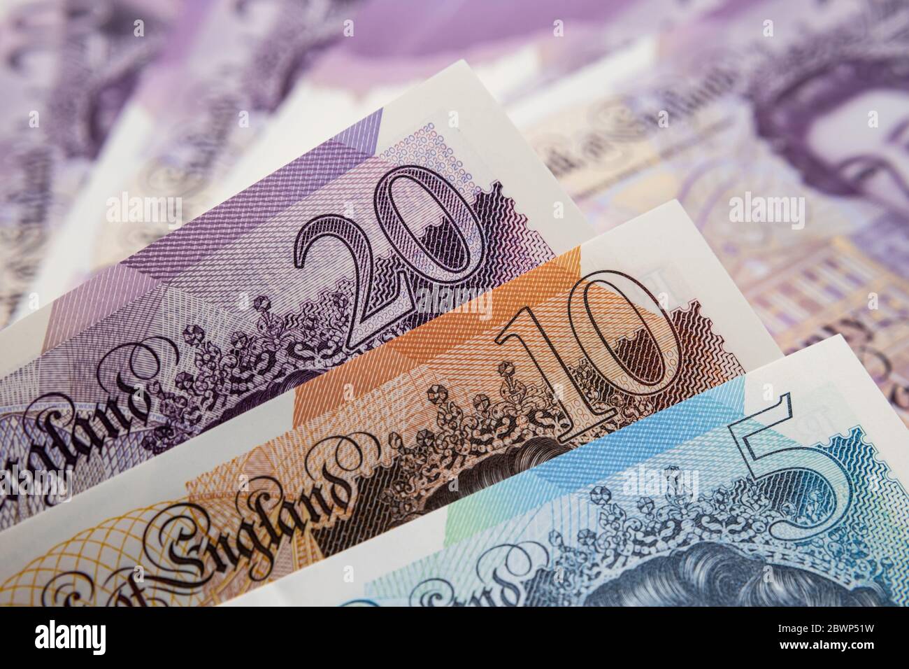 Banconote Sterling Pound rilasciate nel febbraio 2020 nel Regno Unito. Nuovi soldi britannici dei polimeri. Le note da 5, 10, 20 libbre. Foto Stock